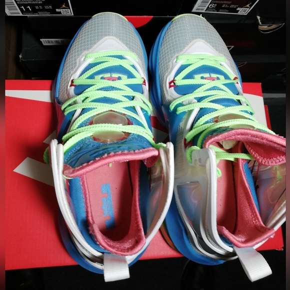 NIKE AIR LEBRON 19 WOMEN US SIZE 7.5 WORE 3 TIMES ONLY NO BOX DUE ITS DAMAGED - Picture 6 of 13